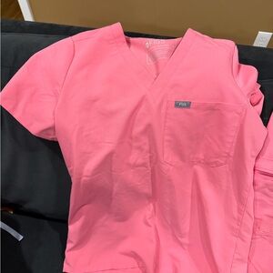 Figs Coral V-Neck Scrub Top XS and Joggers Small. Good condition.